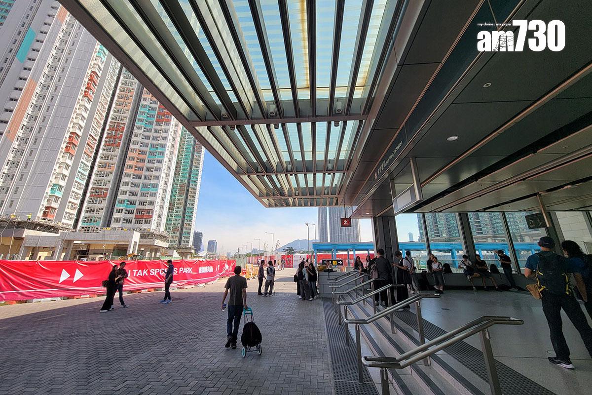 從港鐵宋皇臺站D出口轉右,會看見搶眼的紅色橫額指路。(鍾式明攝)