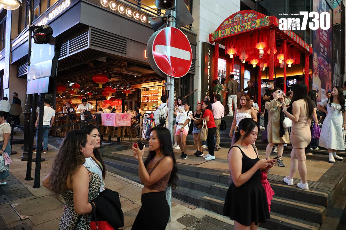 2024年萬聖節前的周末,不少市民應節「扮鬼扮馬」到蘭桂坊慶祝。(資料圖片/鍾式明攝)