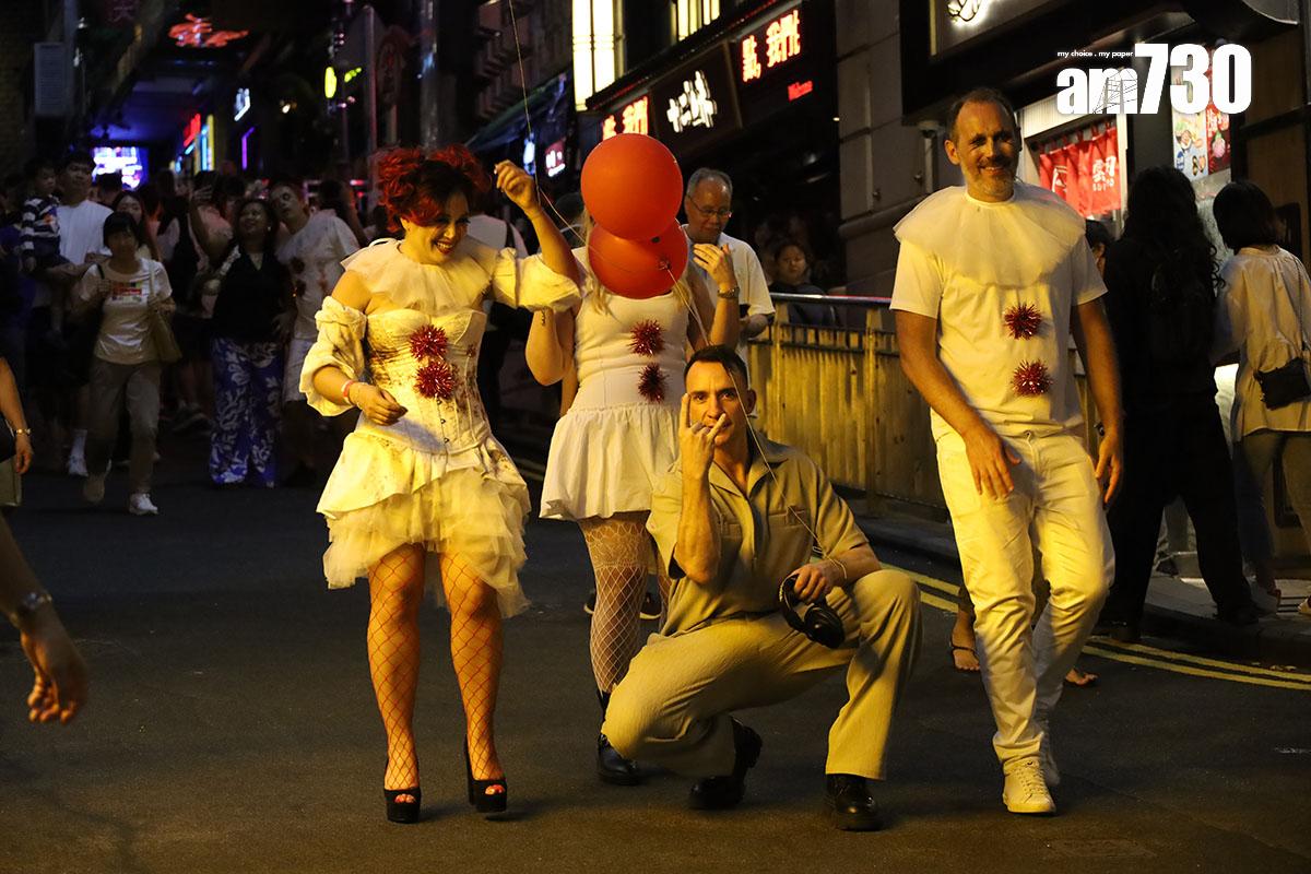 2024年萬聖節前的周末,不少市民應節「扮鬼扮馬」到蘭桂坊慶祝。(資料圖片/鍾式明攝)