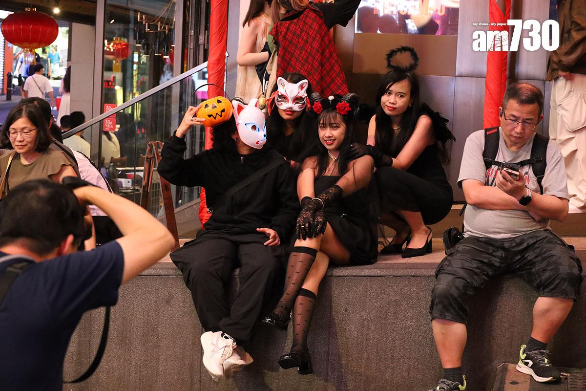 2024年萬聖節前的周末,不少市民應節「扮鬼扮馬」到蘭桂坊慶祝。(資料圖片/鍾式明攝)