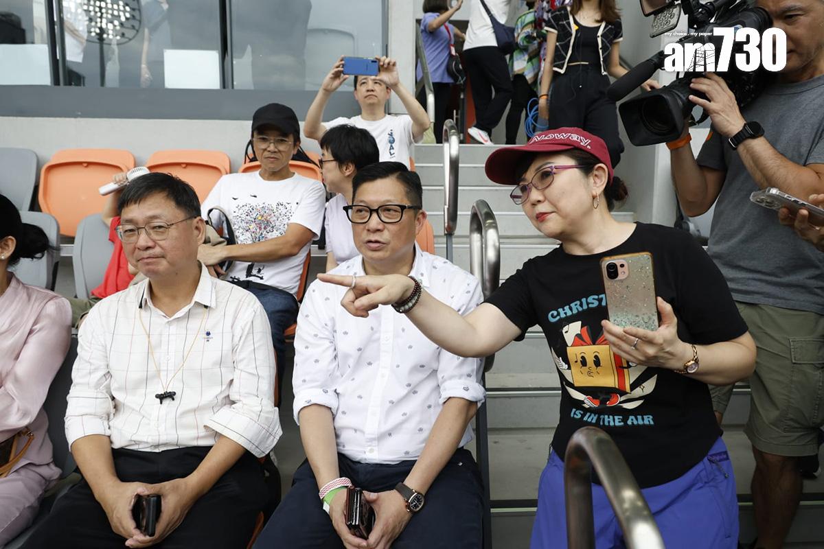 鄧炳強(左二)有入場觀賽。(林俊源攝)