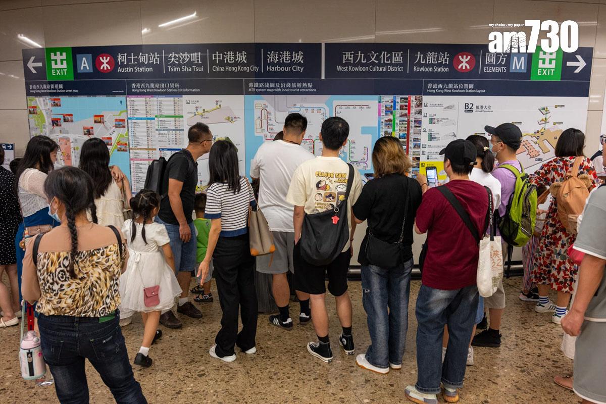 經西九龍高鐵站抵港的旅客,在車站閱讀港鐵路線圖。(陳奕釗攝)