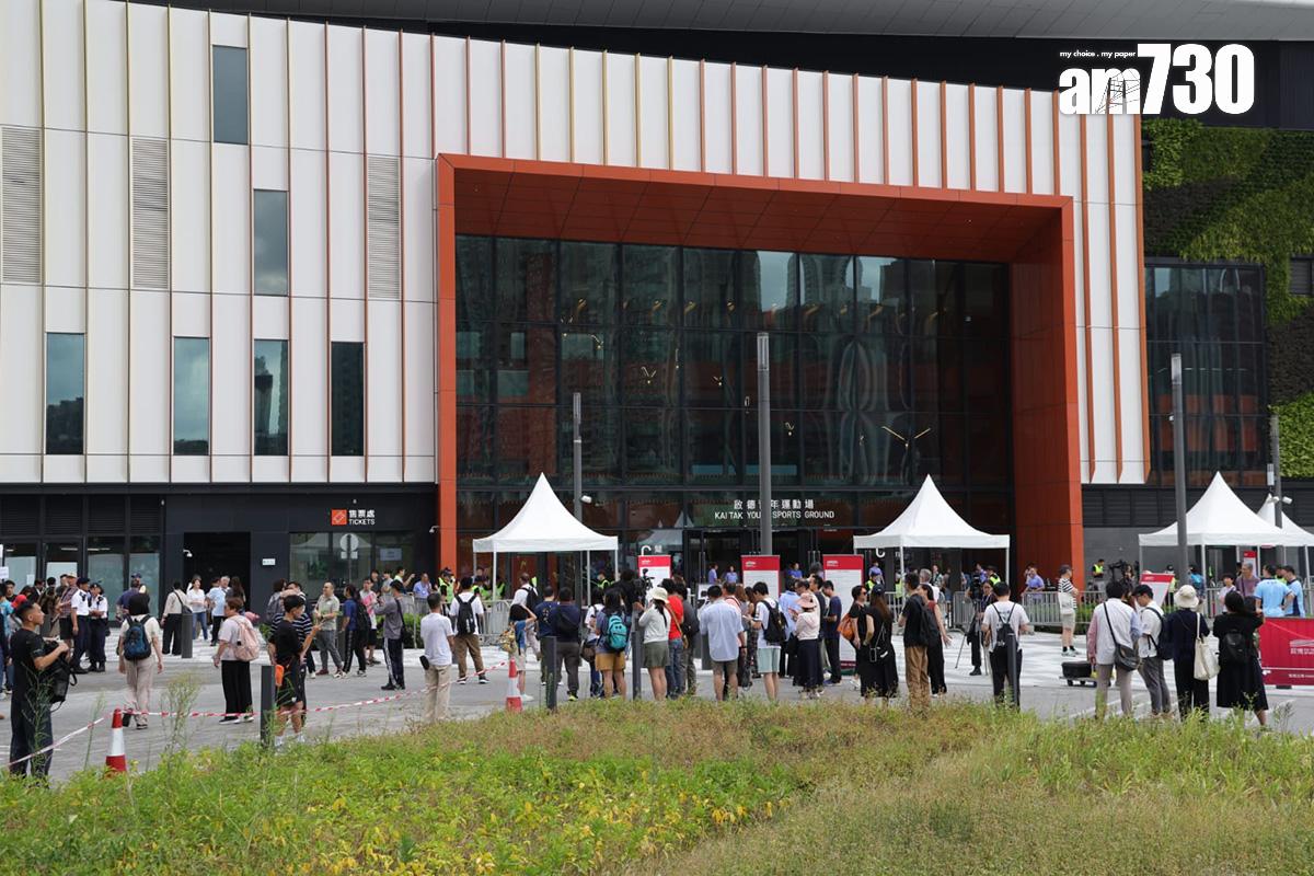 進入啟德體育園青年運動場的觀眾,進場前需要接受安檢。(吳康琦攝)
