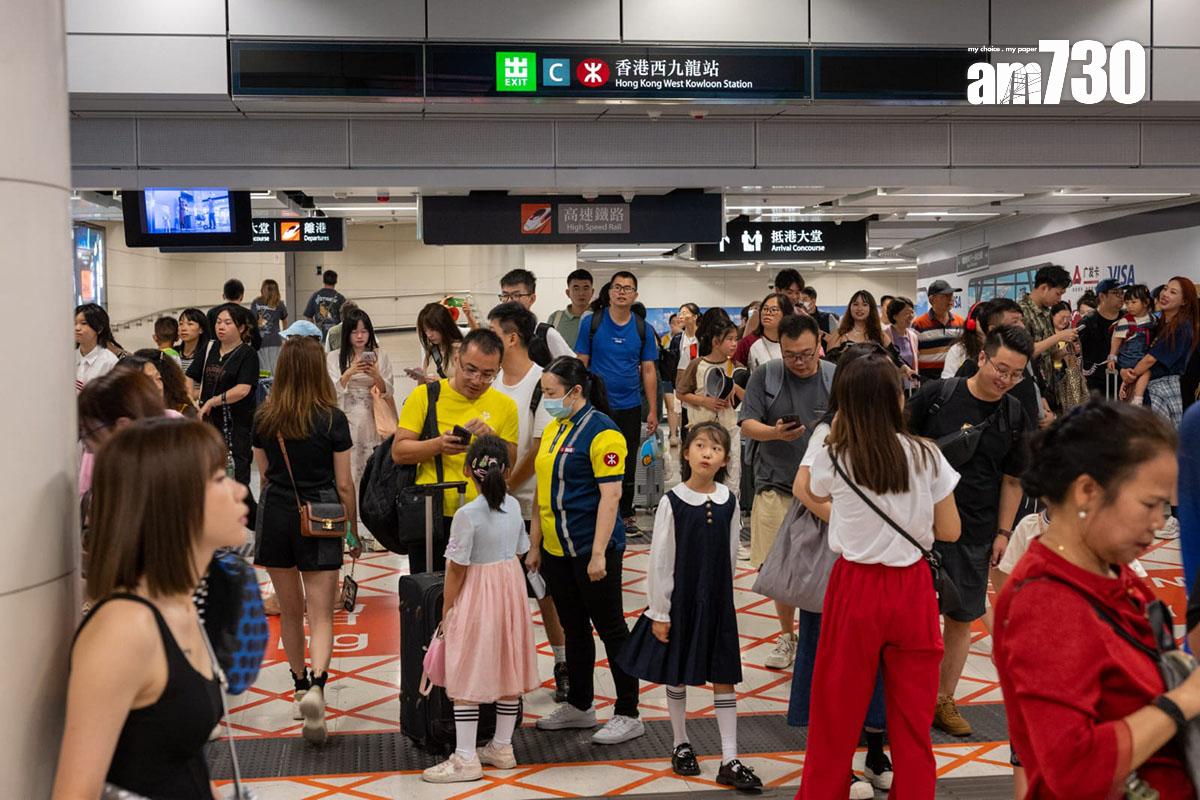 連接西九龍高鐵站的港鐵柯士甸站人流如鯽。(陳奕釗攝)
