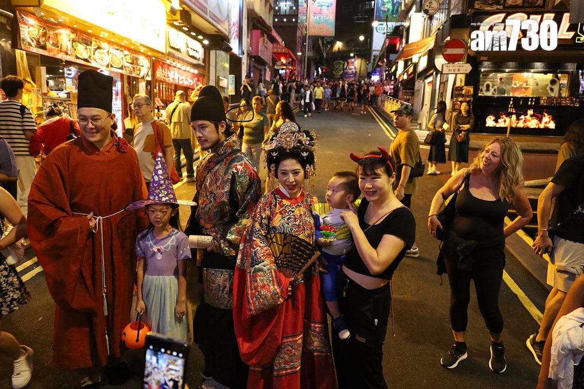 2024年萬聖節前的周末,不少市民應節「扮鬼扮馬」到蘭桂坊慶祝。(資料圖片/鍾式明攝)