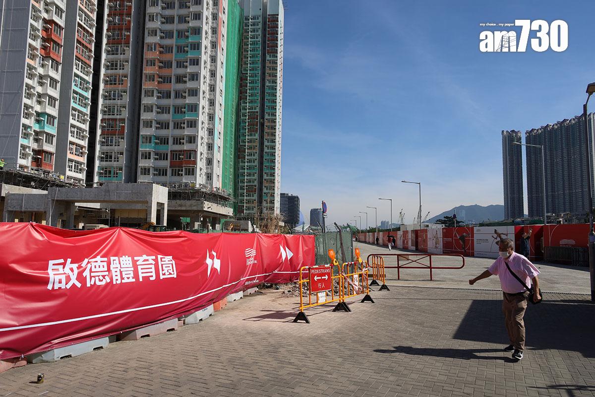 從港鐵宋皇臺站D出口轉右,會看見搶眼的紅色橫額指路。(鍾式明攝)