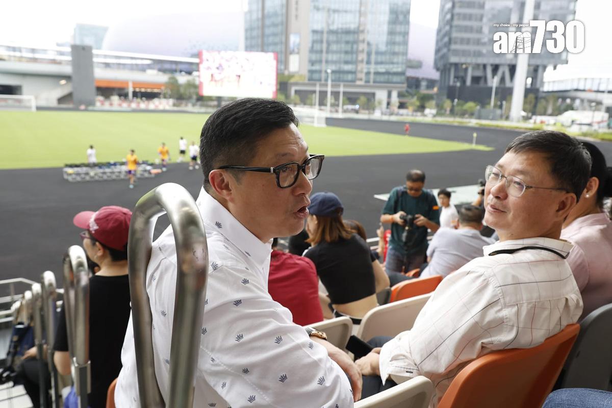 鄧炳強(左)有入場觀賽。(林俊源攝)