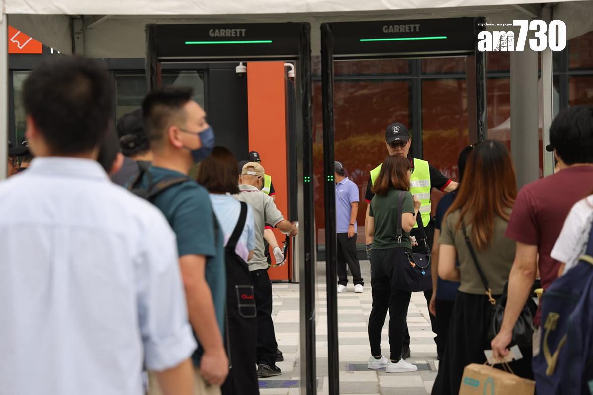 進入啟德體育園青年運動場的觀眾,進場前需要接受安檢。(吳康琦攝)