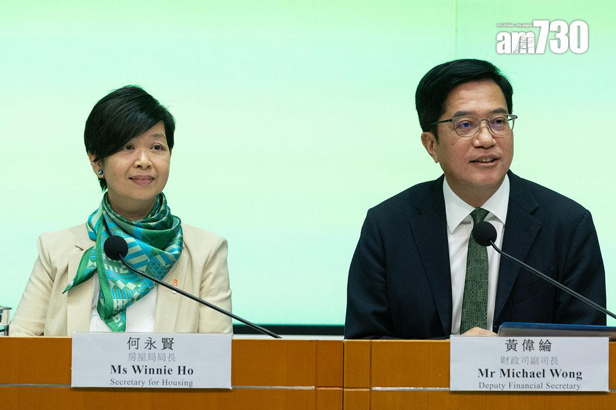 黃偉綸(右)表示,違規經營「劏房」設有監禁刑罰合適;旁為何永賢。(資料圖片/蘇文傑攝)