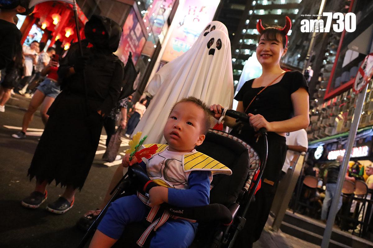 2024年萬聖節前的周末,不少市民應節「扮鬼扮馬」到蘭桂坊慶祝。(資料圖片/鍾式明攝)