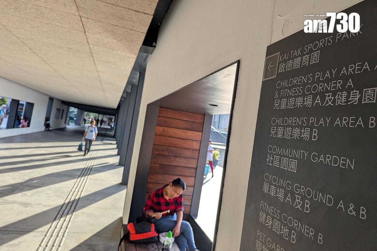 啟德車站廣場有蓋通道設有啟德體育園指示。(羅庸軒攝)