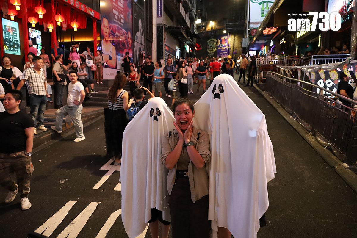 2024年萬聖節前的周末,不少市民應節「扮鬼扮馬」到蘭桂坊慶祝。(資料圖片/鍾式明攝)