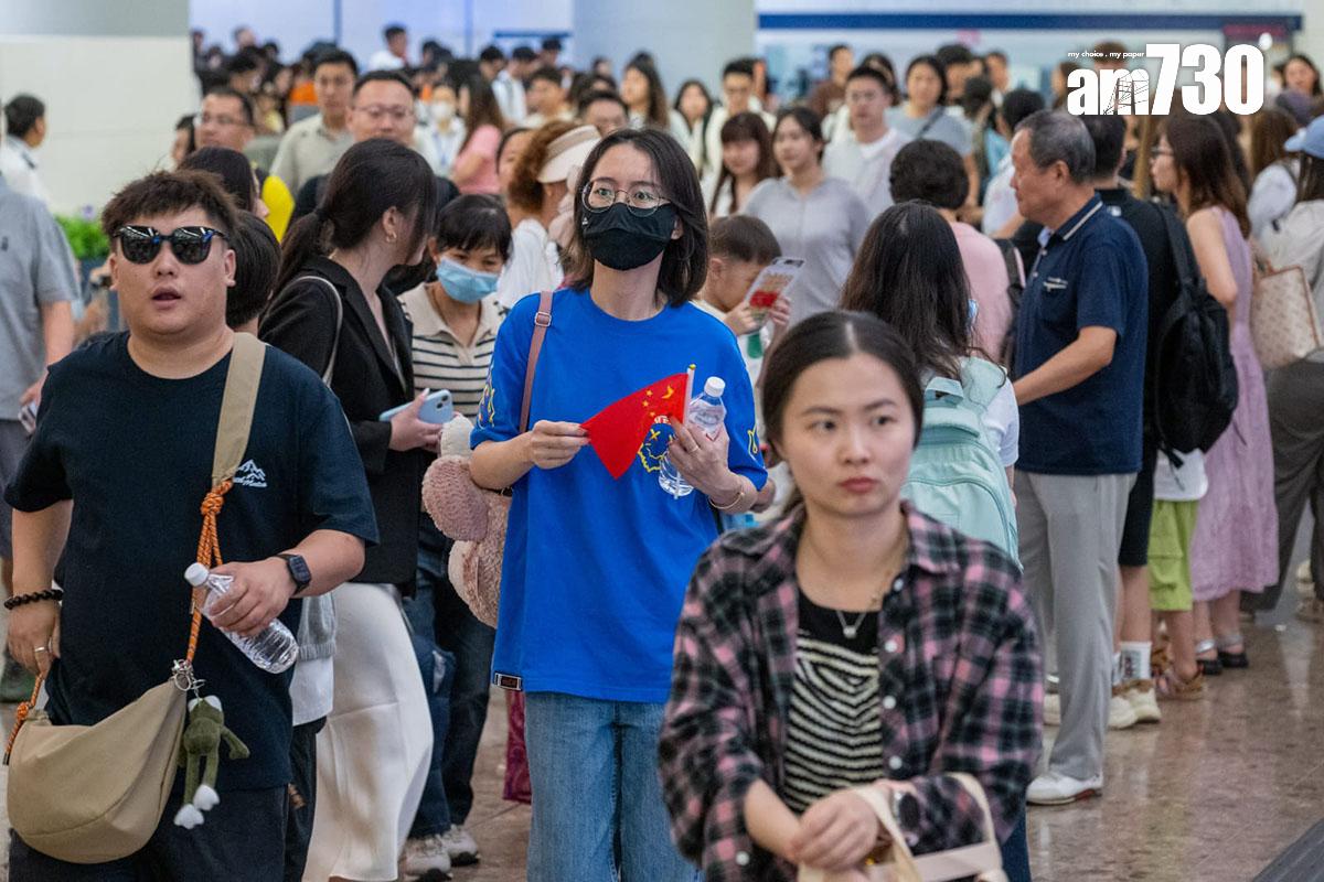 十一黃金周首日,西九龍高鐵站有大批內地旅客抵港。(陳奕釗攝)