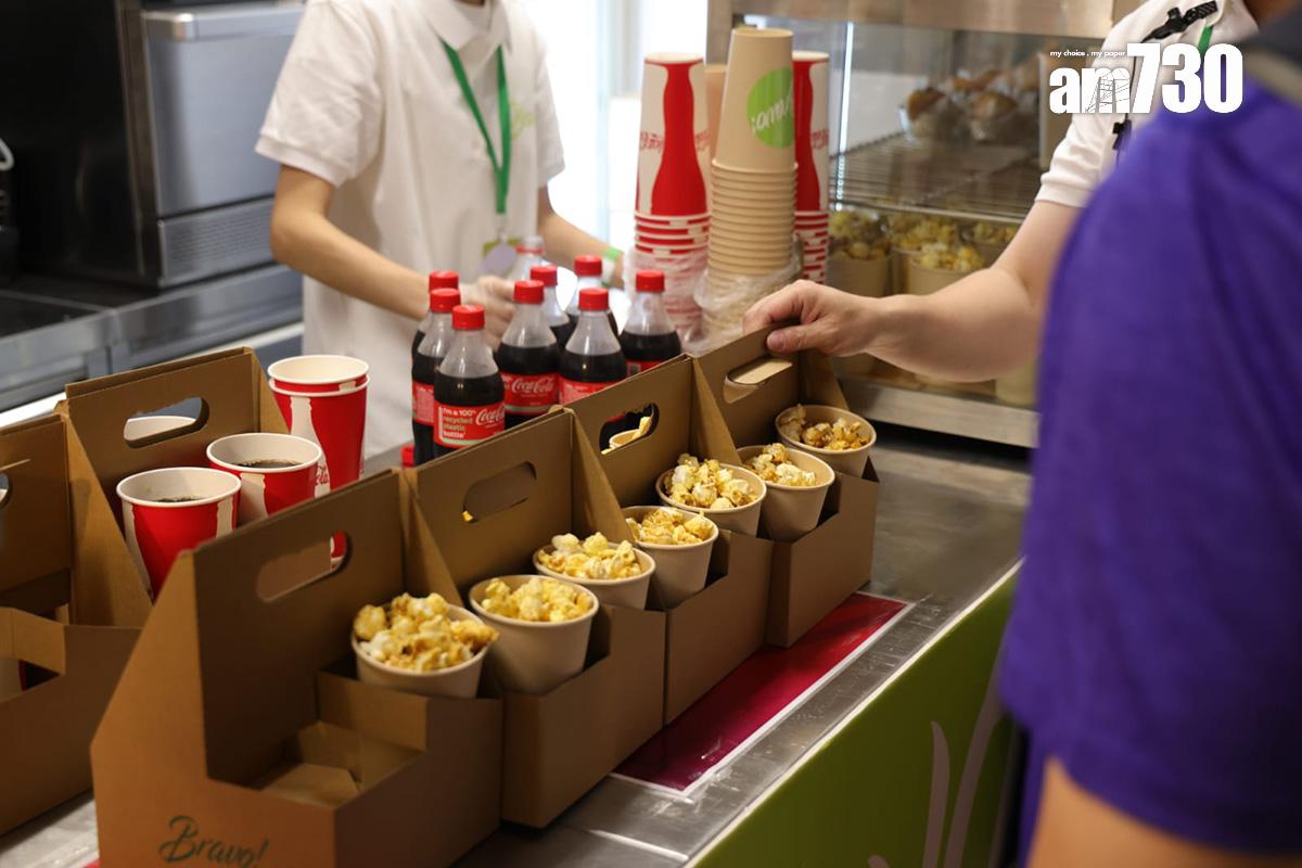 青年運動場今日有出售汽水和爆谷。(吳康琦攝)