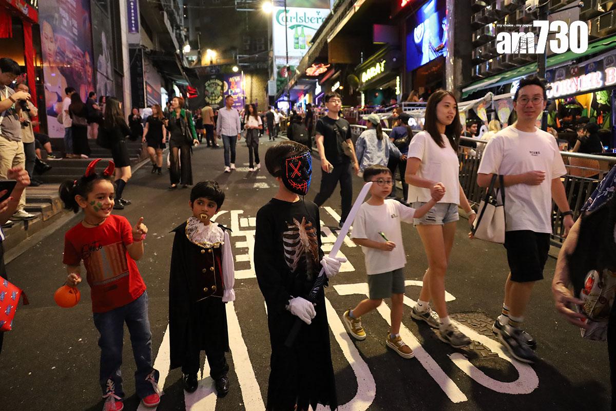 2024年萬聖節前的周末,不少市民應節「扮鬼扮馬」到蘭桂坊慶祝。(資料圖片/鍾式明攝)
