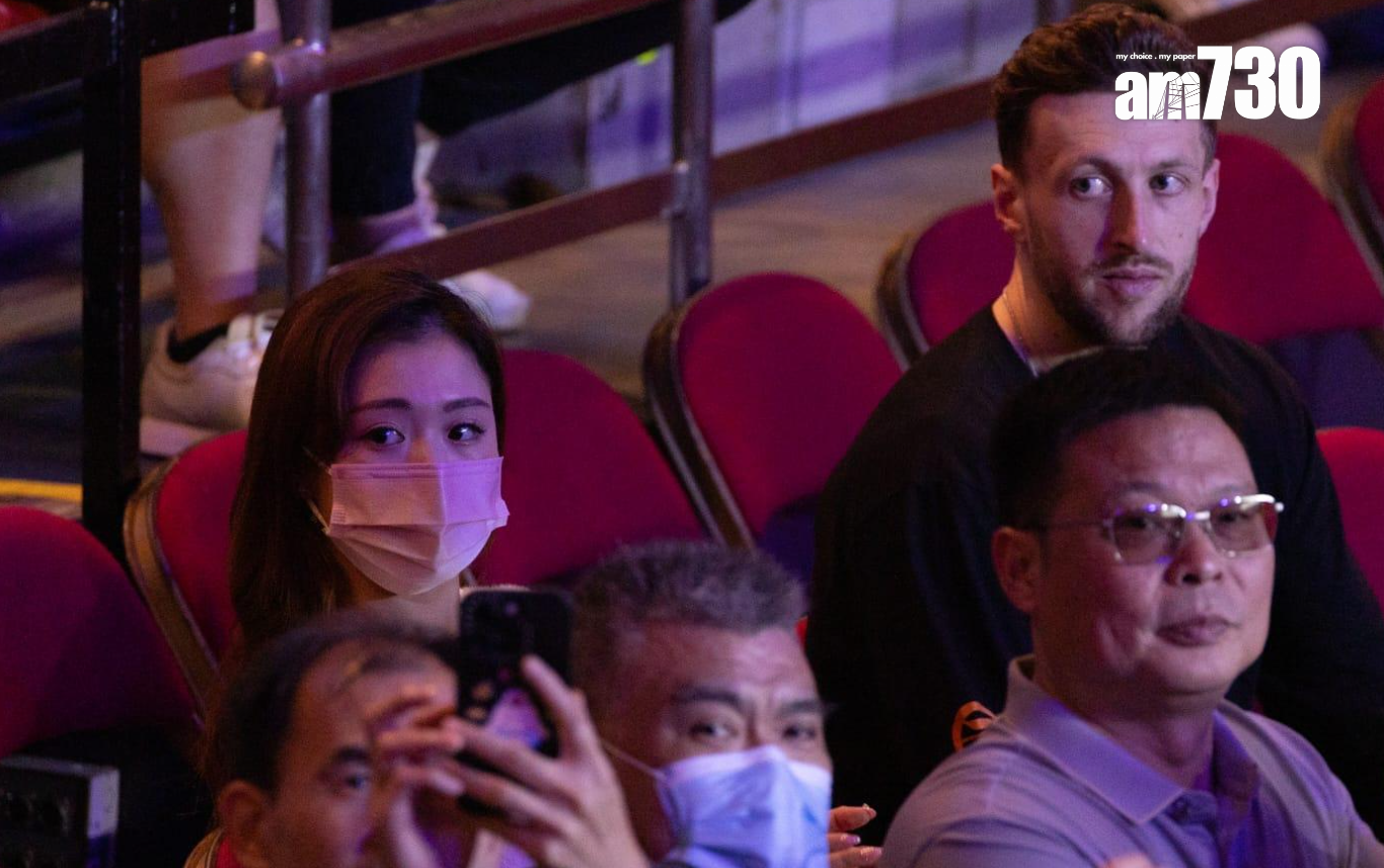 卓林普3月赴港參加桌球明星挑戰賽鬥奧蘇利雲,戴上口罩的馬曉晴低調入場支持「男友」,並與卓林普胞弟同坐。(資料圖片)