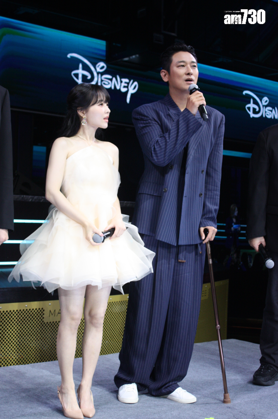 朱智勛撐拐杖登場。 (娛樂組攝)