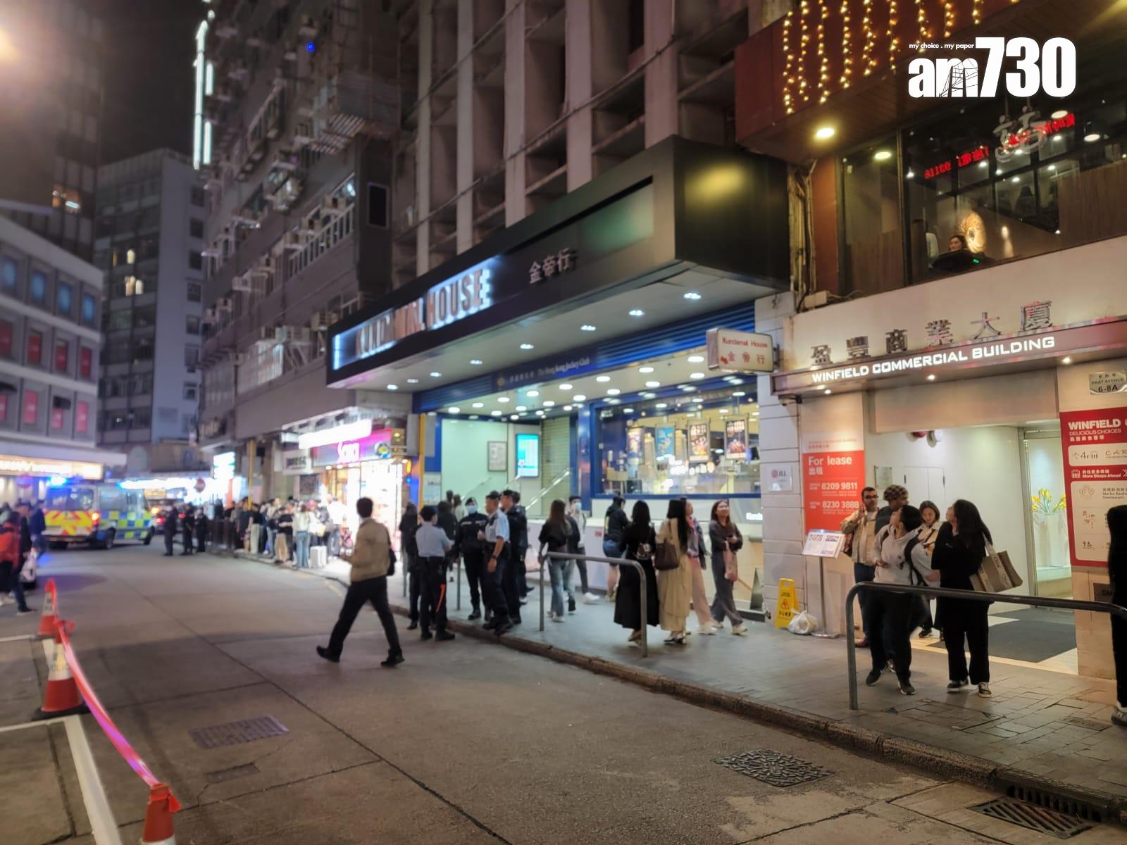 1997年發生的尖沙咀寶勒巷卡拉OK縱火案,其中一名通緝犯陳惠良潛逃27年終在內地落網並已被押返回港,警方晚上將他押返寶勒巷進行案情重組。(林俊源攝)