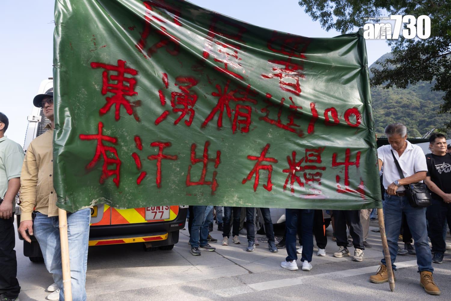 位於東涌一公屋地盤(迎東邨旁)主承建商欠下工人9月至10月薪金,受影響工人有250多人,到場聲援的約有80人,工種來自泥井、水喉、模板、雜工等,涉及金額為2,000萬元。(蘇文傑攝)