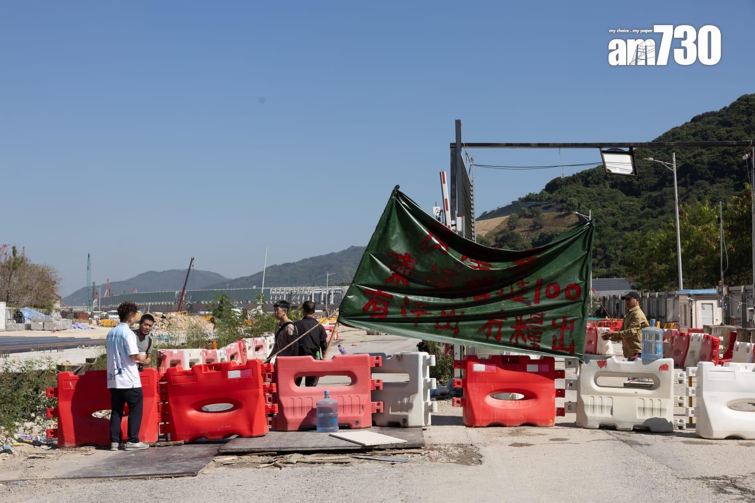 位於東涌一公屋地盤(迎東邨旁)主承建商欠下工人9月至10月薪金,受影響工人有250多人,到場聲援的約有80人,工種來自泥井、水喉、模板、雜工等,涉及金額為2,000萬元。(蘇文傑攝)