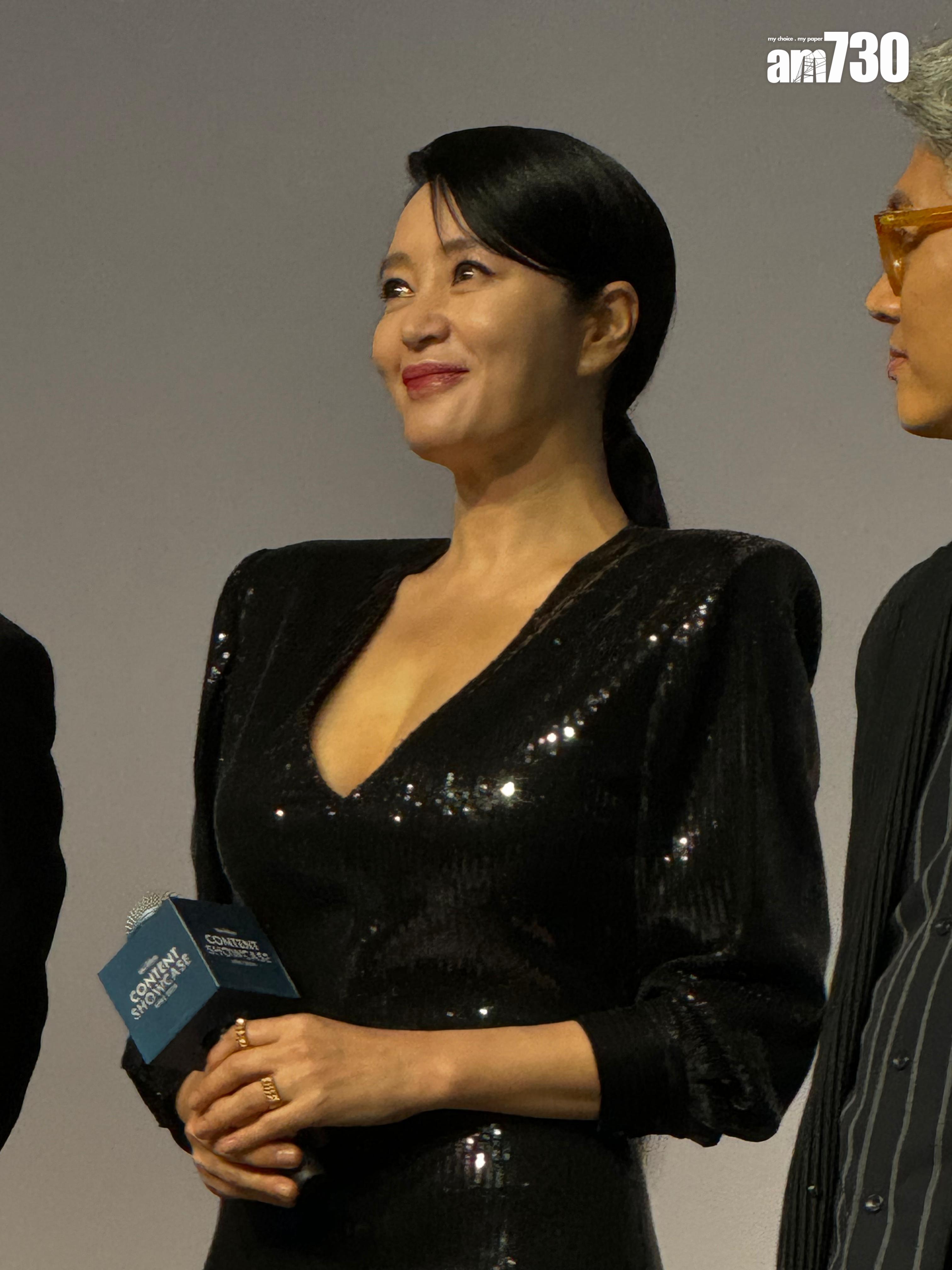 金惠秀Deep V曬腿登場 。