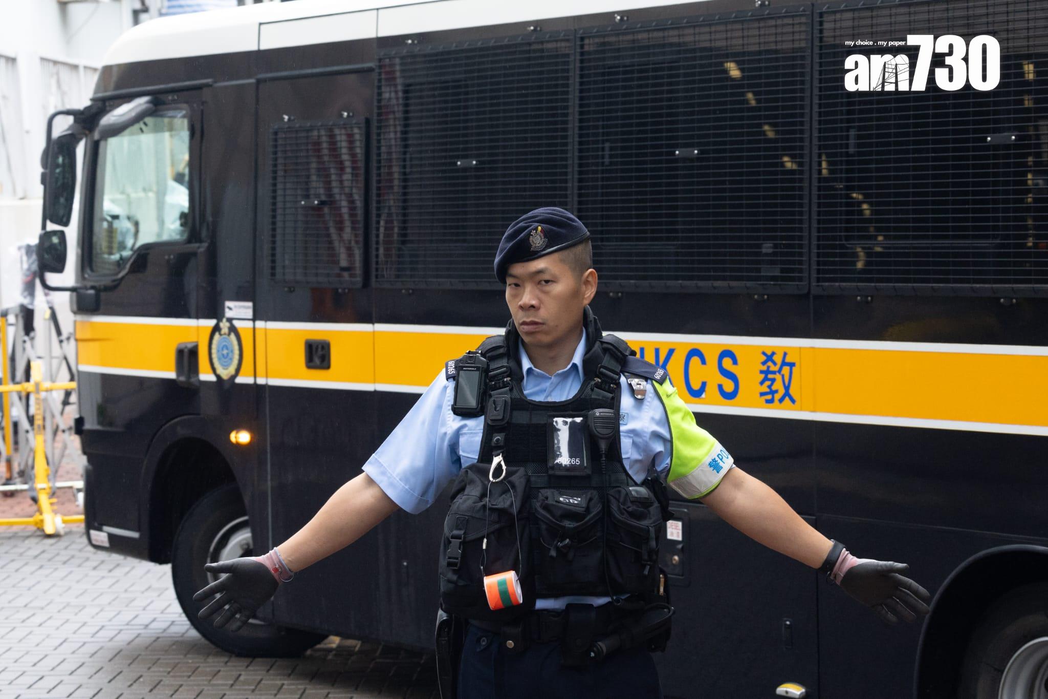 警方派出警犬及多部警車在現場戒備。(蘇文傑攝)