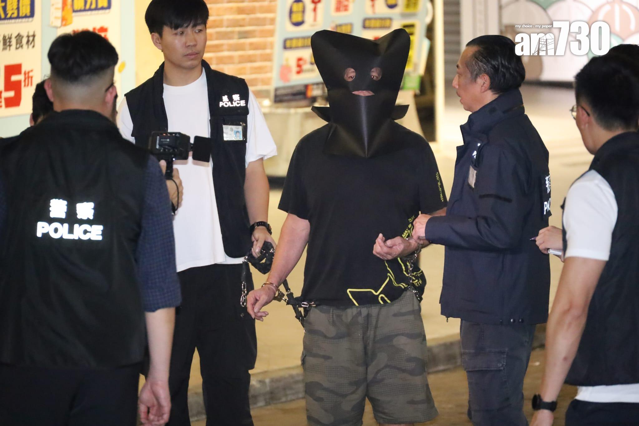 警方帶疑犯回友愛邨重組案情。(鍾式明攝)