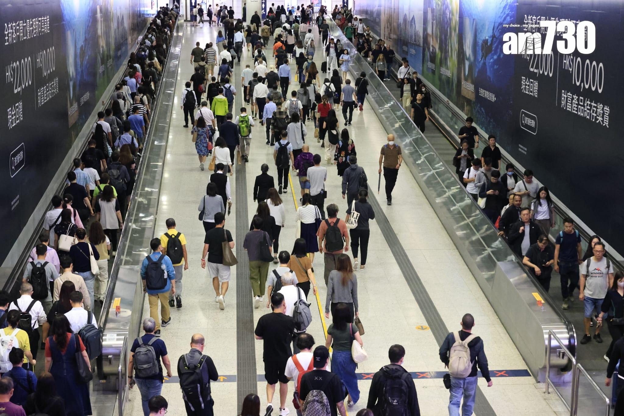 天文台在上午10時20分改發3號風球,意味著許多打工仔下午將要趕返工。(林俊源攝)