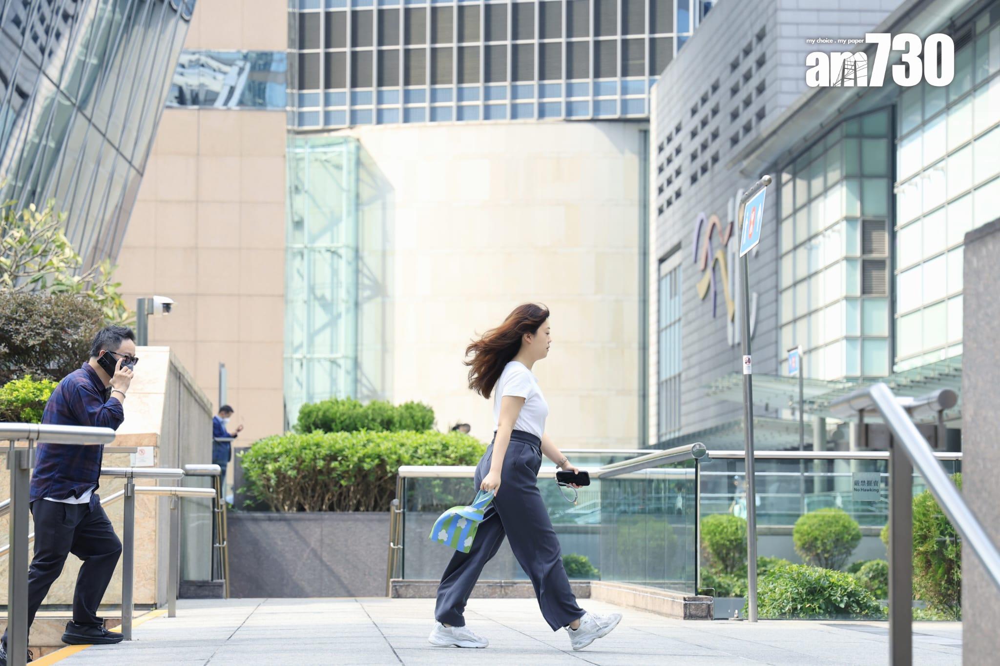 熱帶氣旋桃芝即將進入本港800公里範圍,天文台會在今晚10時20分發出一號戒備信號。(林俊源攝)