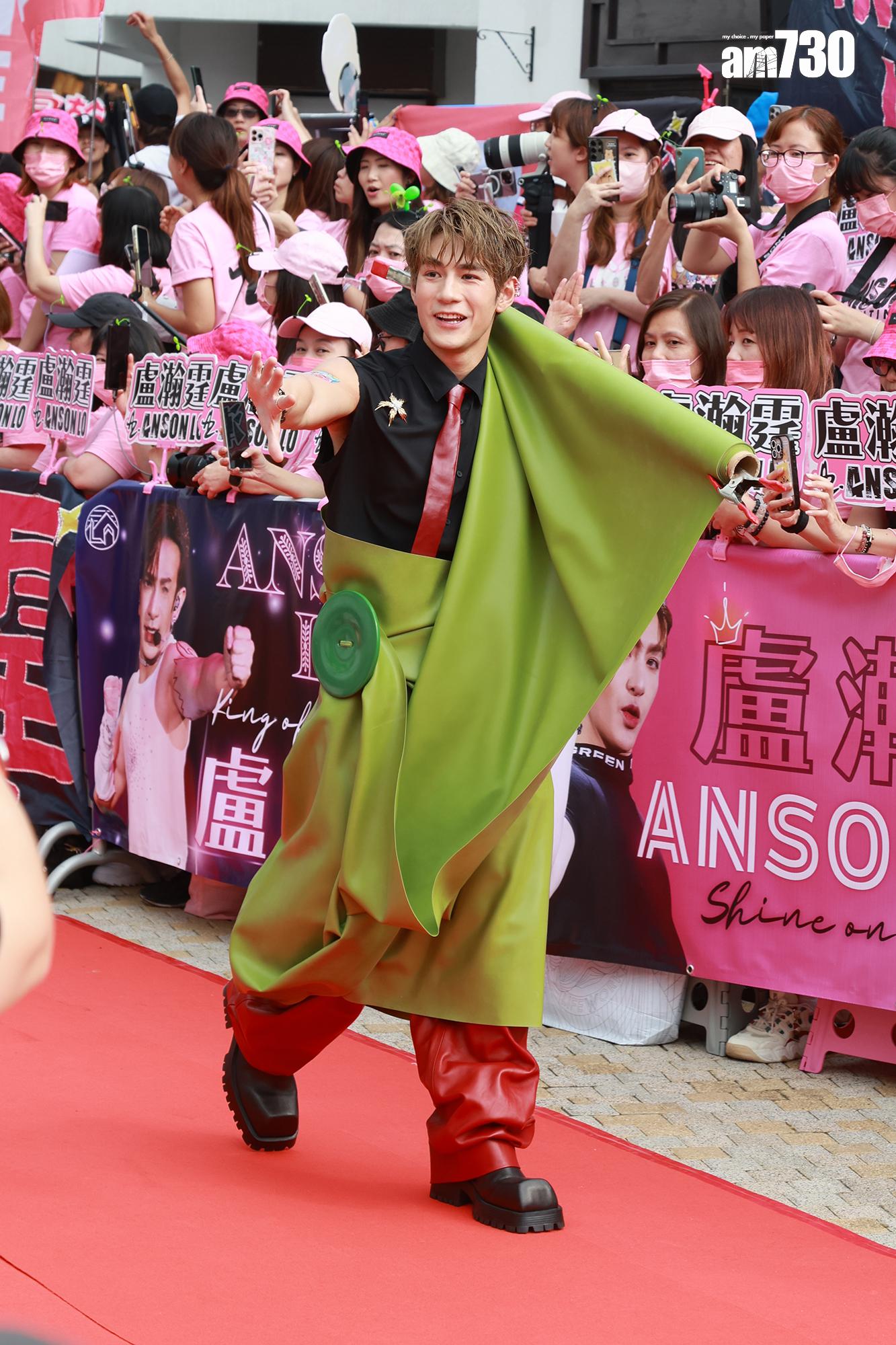 Jeffrey托住巨柱現身。