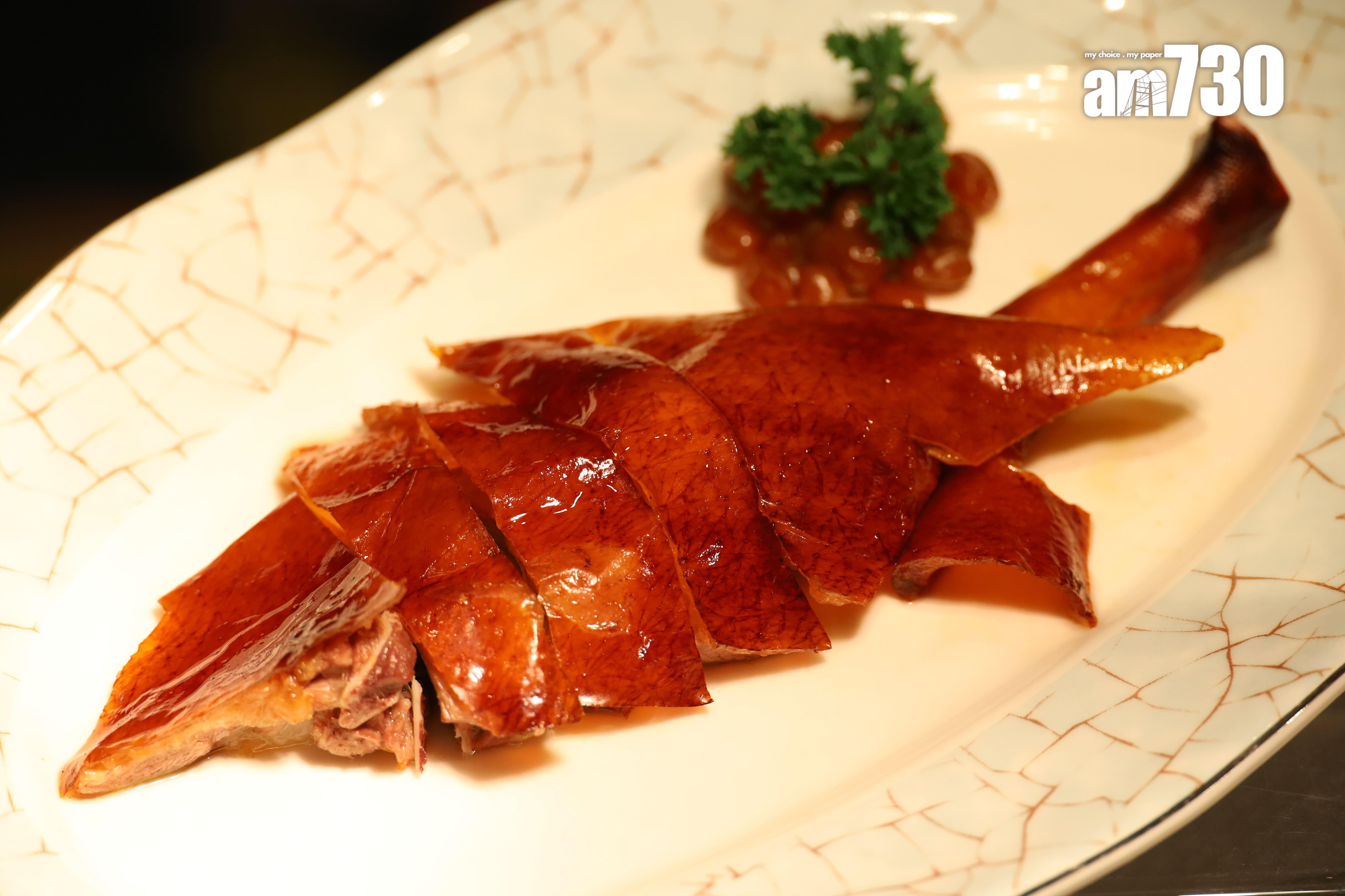 圖為炭燒燒鵝髀真身,師傅取回燒鵝用的汁來做軟餐。