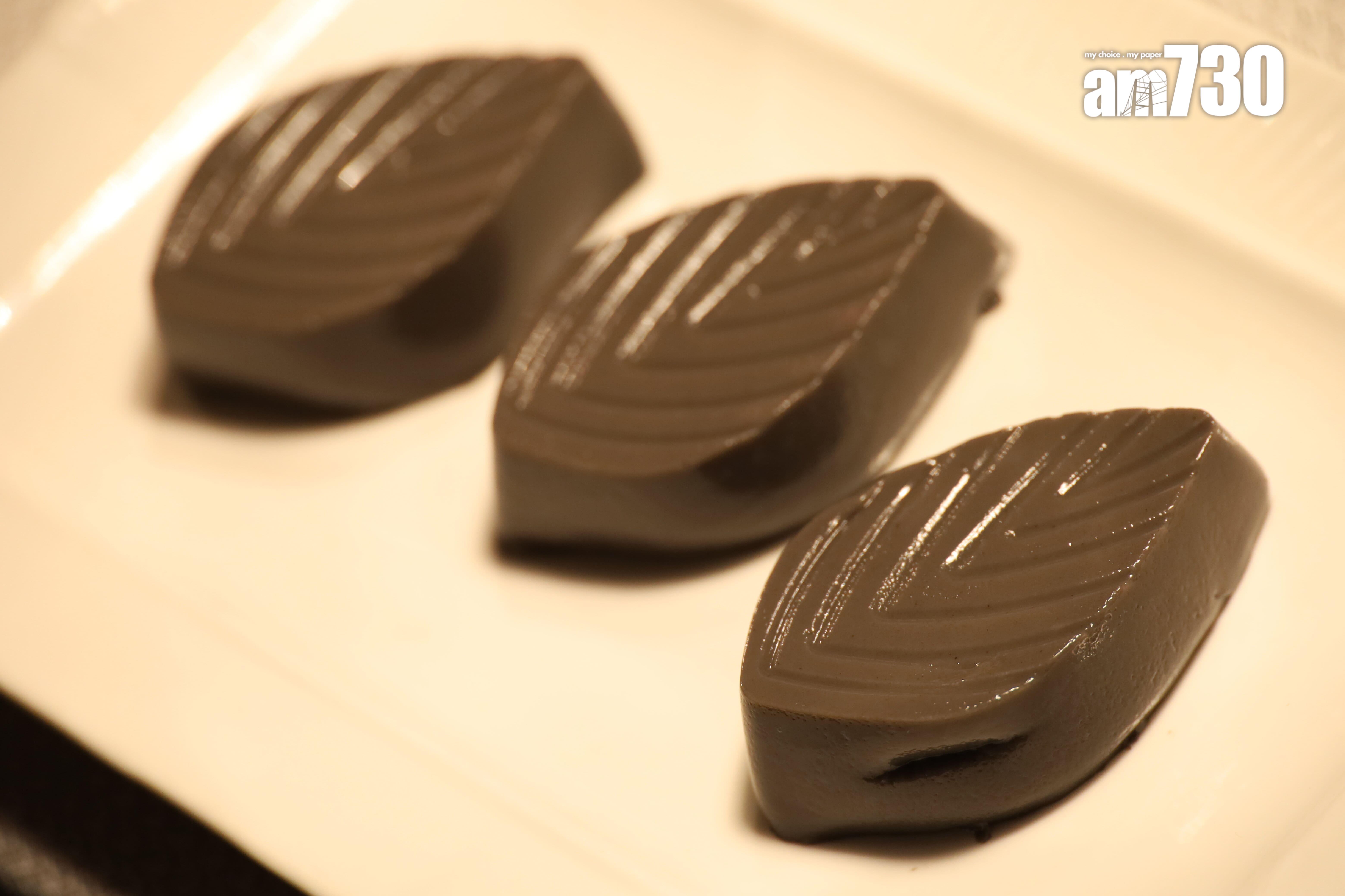 懷舊香滑芝麻糕 $60/3件(第4級:糊狀/精緻軟餐菜式) 黑芝麻味濃而不澀,甜度溫和,質感軟滑。