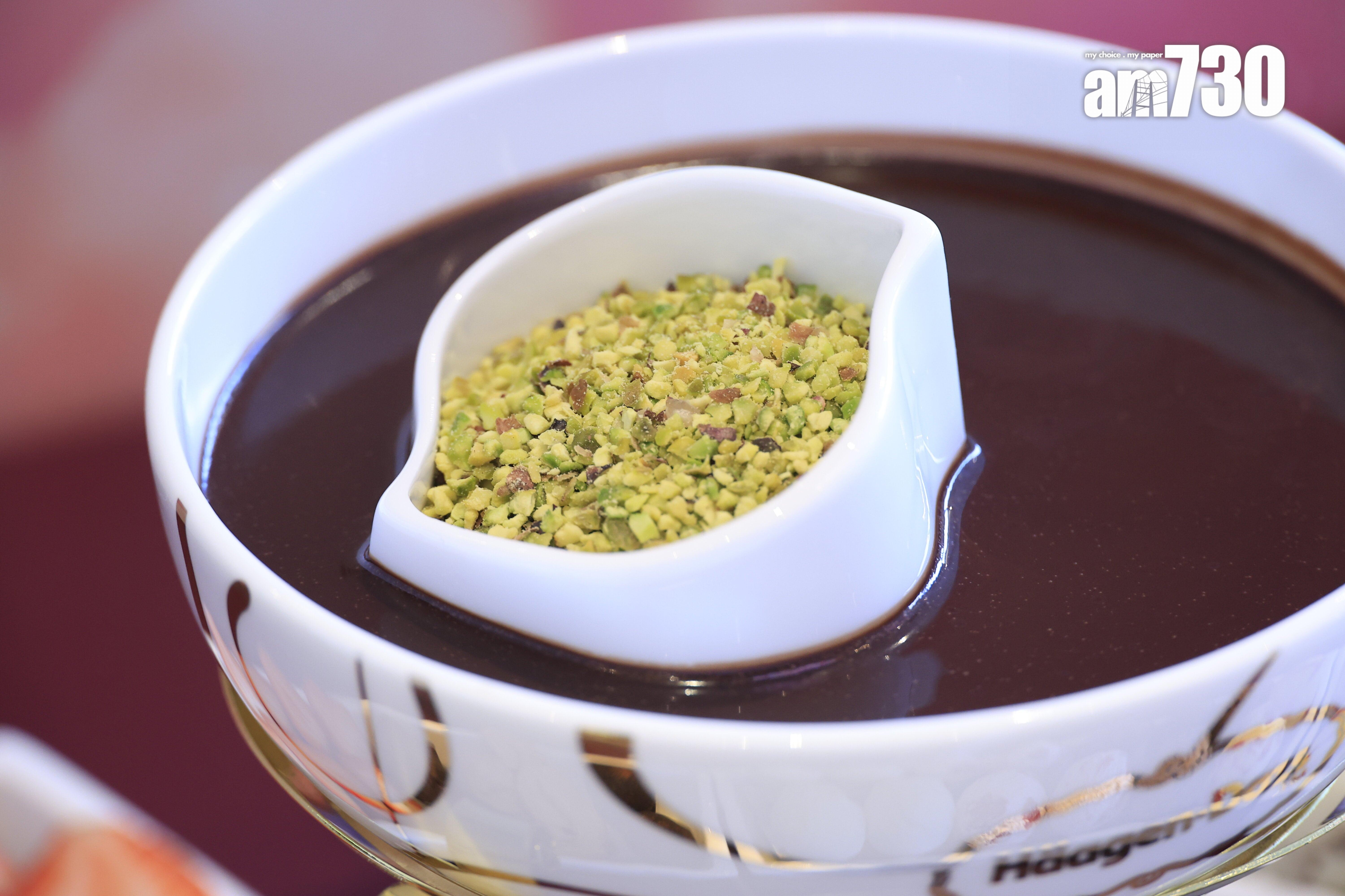 雪糕火鍋尊貴套裝新推開心果朱古力醬,滿滿開心果仁香味。