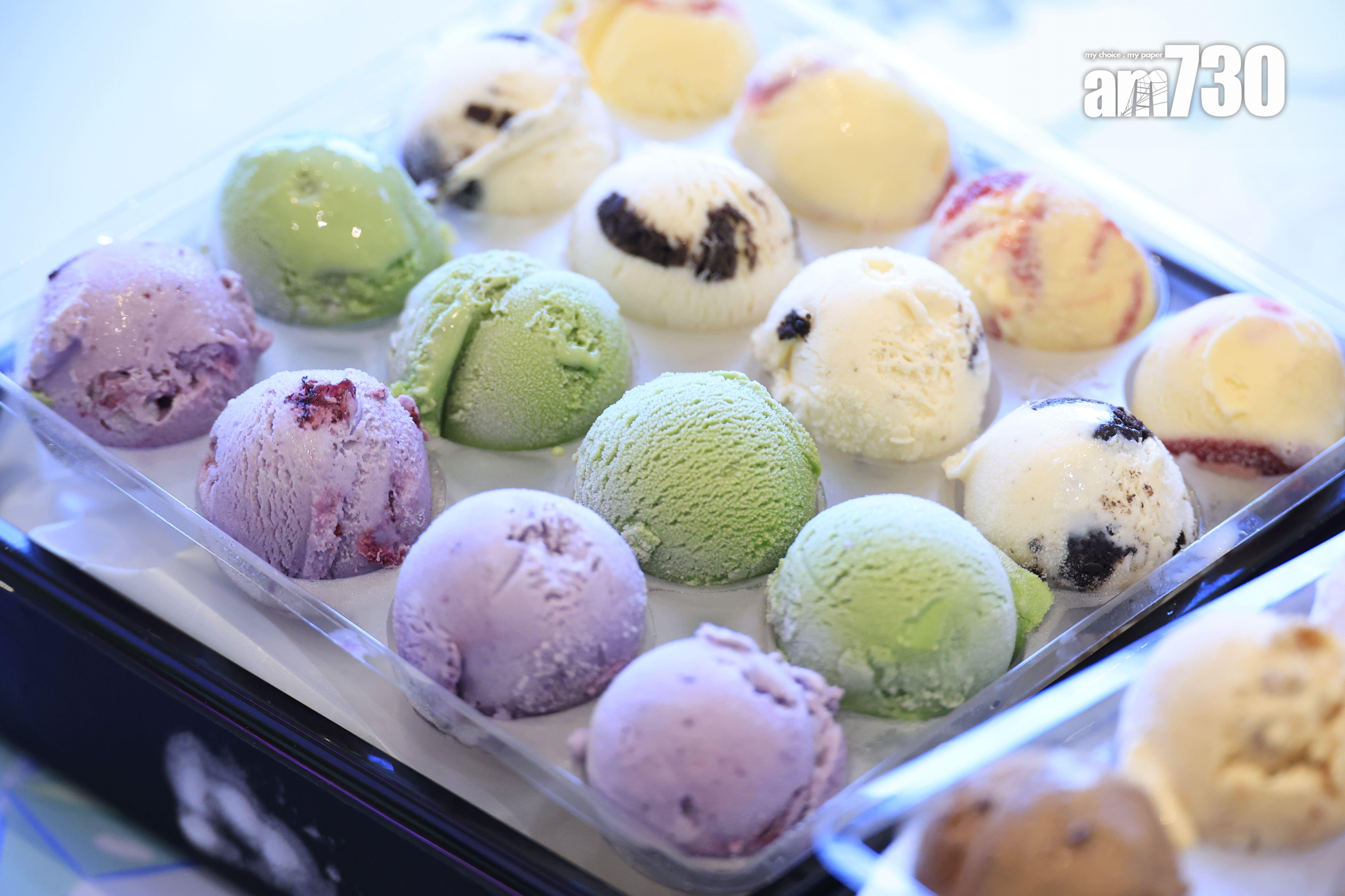 火鍋套裝提供32個指定口味迷你雪糕球,包括曲奇呍呢嗱、抹茶、芒果紅桑子、藍莓、焦糖脆餅、呍呢嗱、比利時朱古力、士多啤梨。