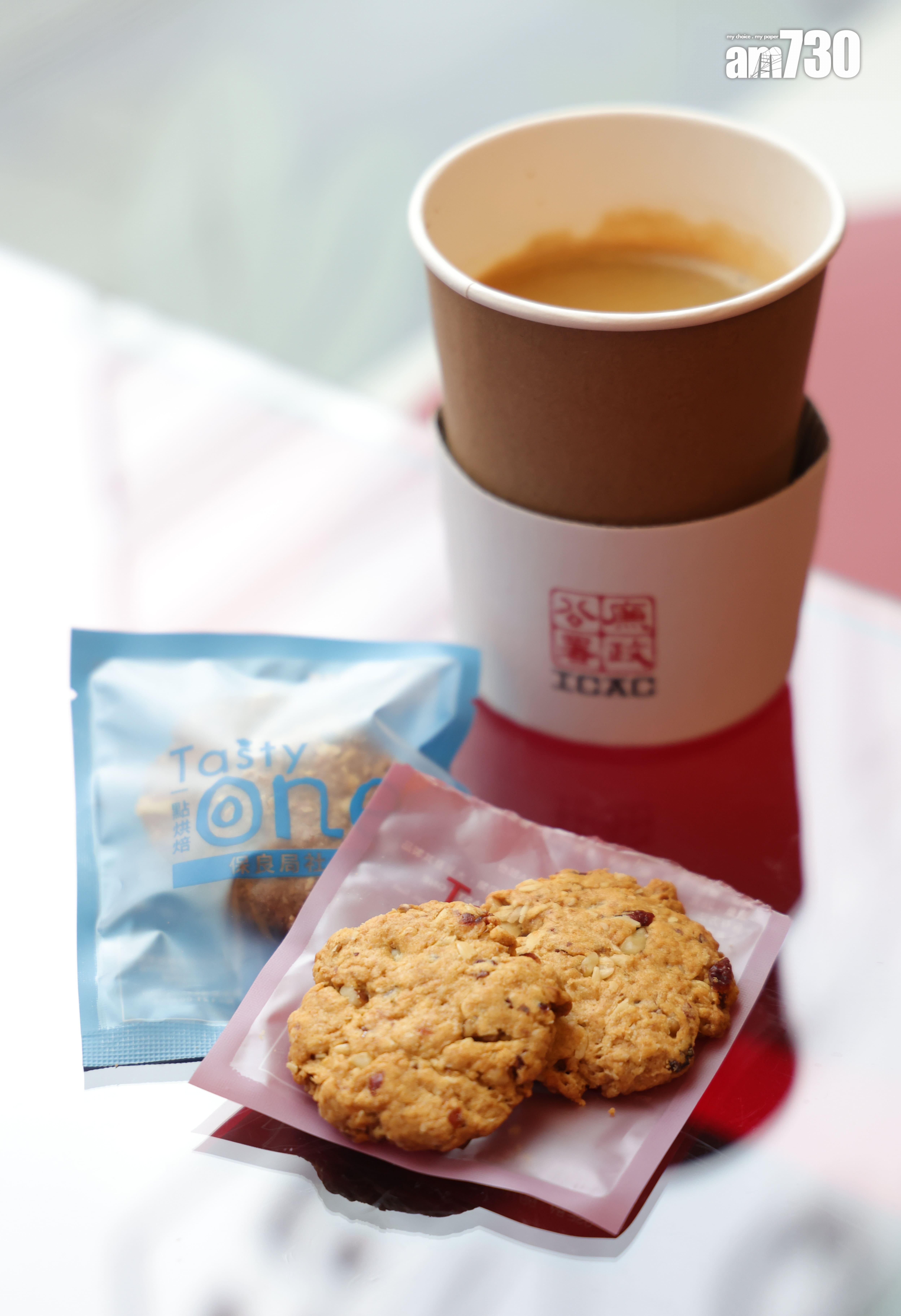 燕麥紅莓及燕麥朱古力曲奇 各$12