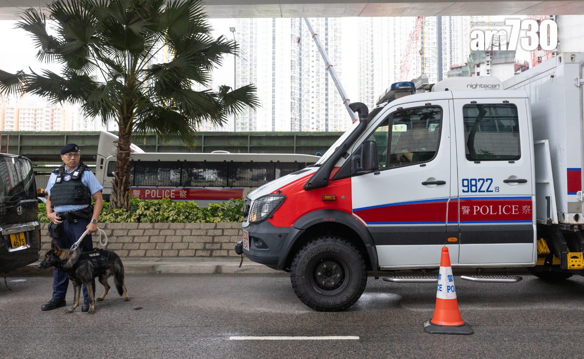 警方派出警犬及多部警車在現場戒備。(蘇文傑攝)