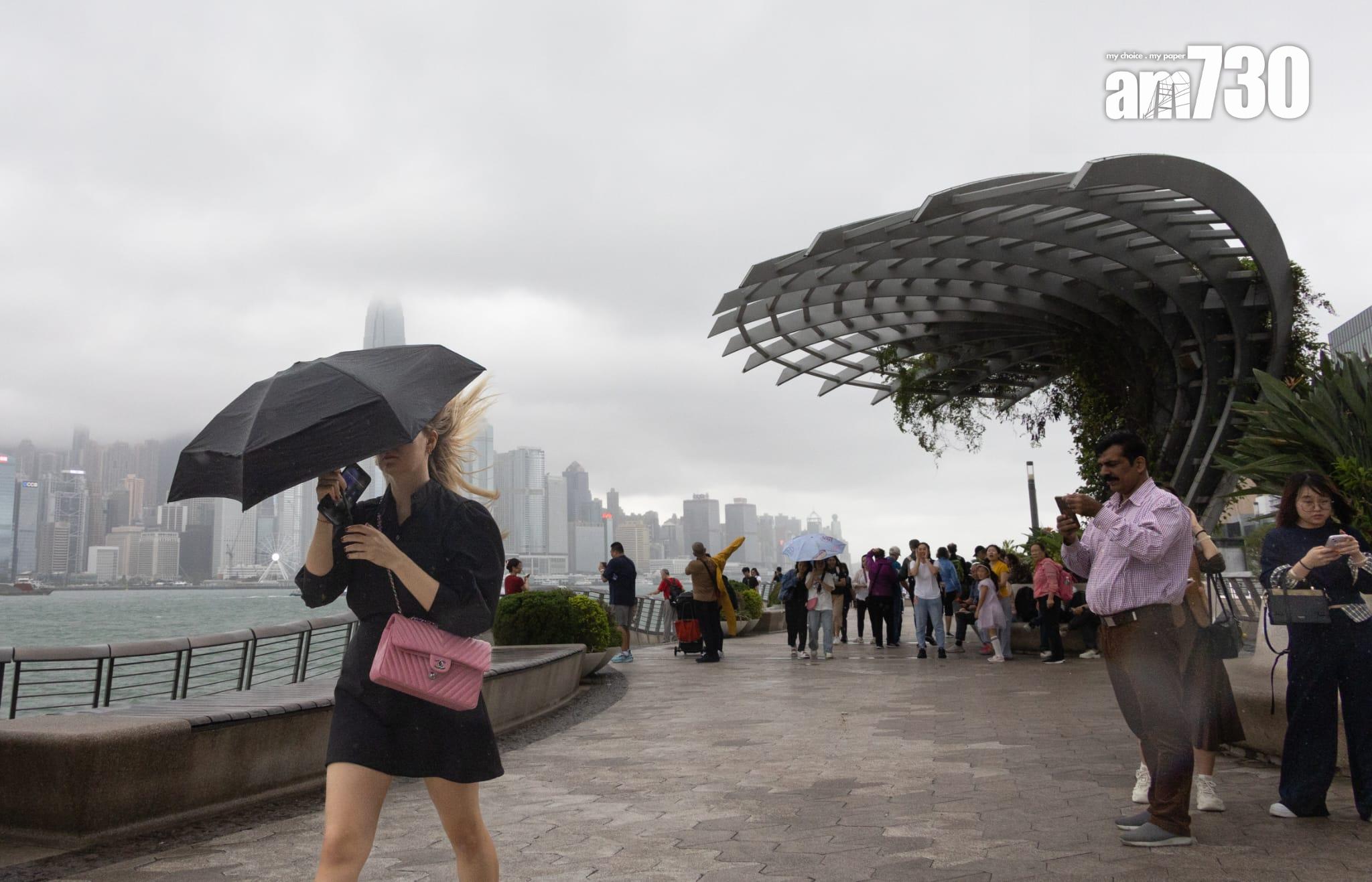 颱風桃芝襲港,天文台昨晚11時許發出8號風球,並維持至今早(14日)10時20分改掛3號風球。(蘇文傑攝)