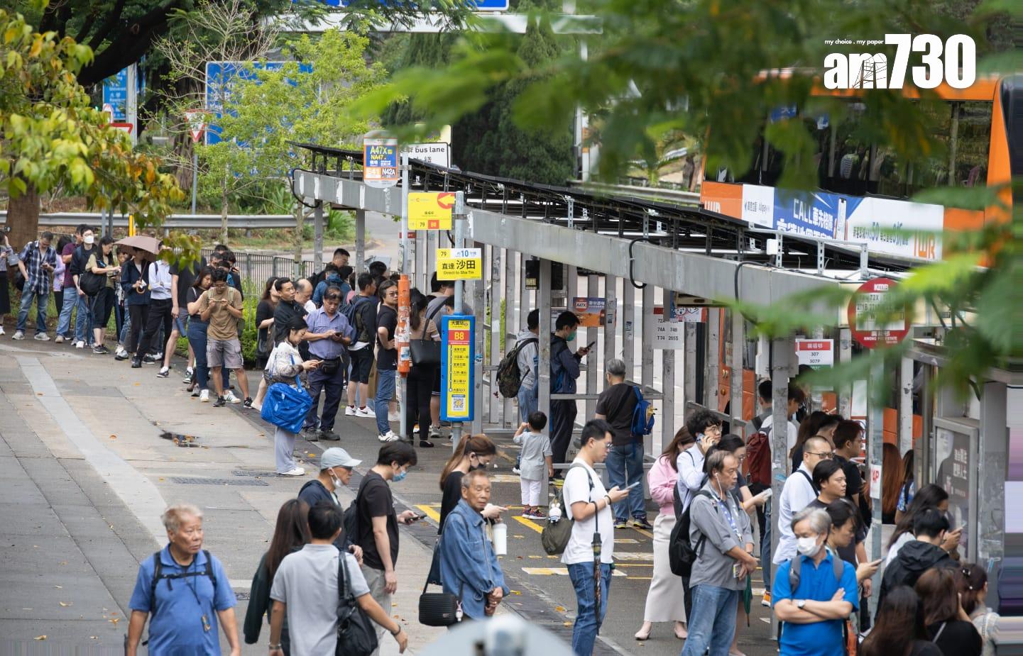 巴士站擠滿陸續前往乘車上班的市民。(蘇文傑攝)