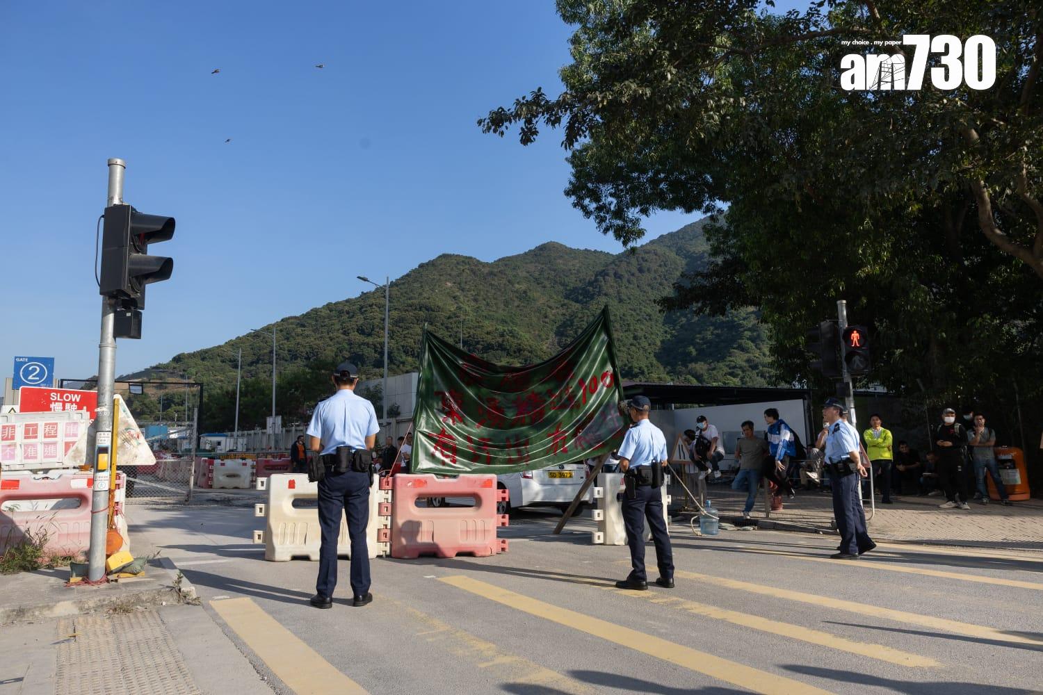 位於東涌一公屋地盤(迎東邨旁)主承建商欠下工人9月至10月薪金,受影響工人有250多人,到場聲援的約有80人,工種來自泥井、水喉、模板、雜工等,涉及金額為2,000萬元。(蘇文傑攝)