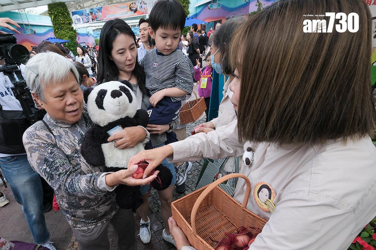 海洋公園為大熊貓龍鳳胎寶寶舉行「百日慶」活動。(資料圖片/中新社)