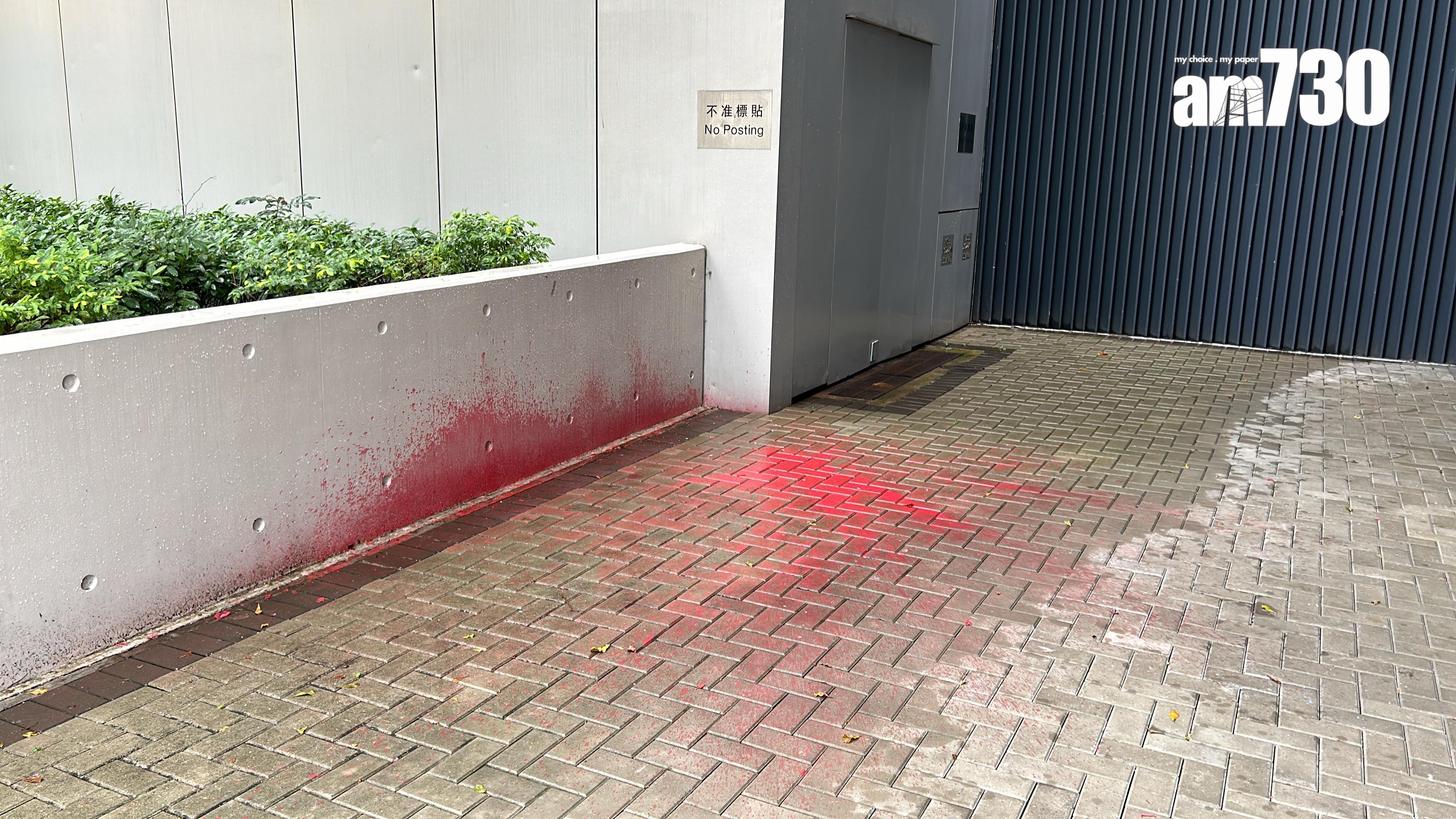 政府總部懷疑遭人投擲漆油彈,無人受傷。(陳芷晴攝)