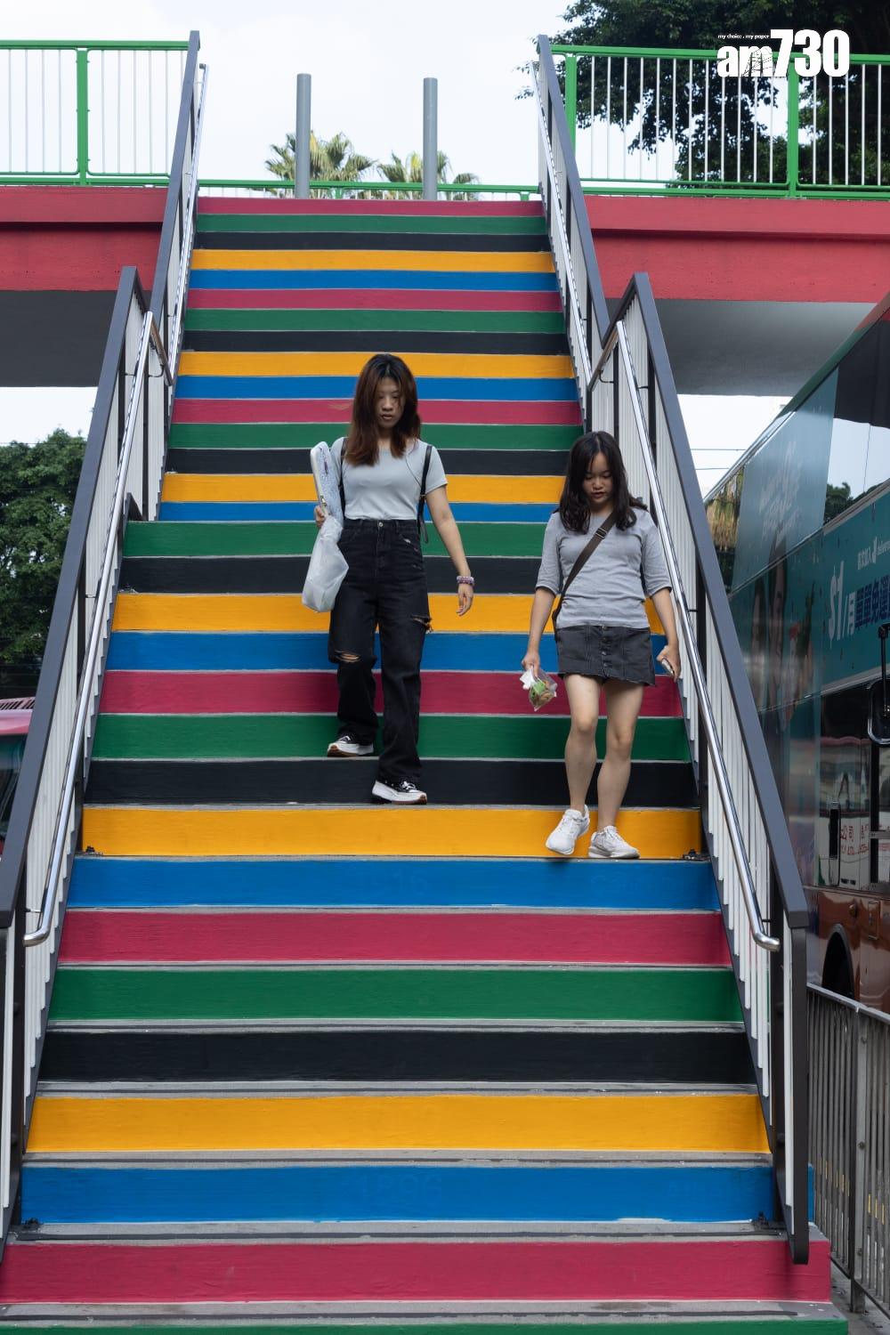 銅鑼灣「奧運橋」近日相關奧運設計圖案和資訊突然消失,路政署稱鑑於部分油漆已日漸褪色,故進行翻新工程,不涉更改現有的外觀設計,料於12月完成。(蘇文傑攝)