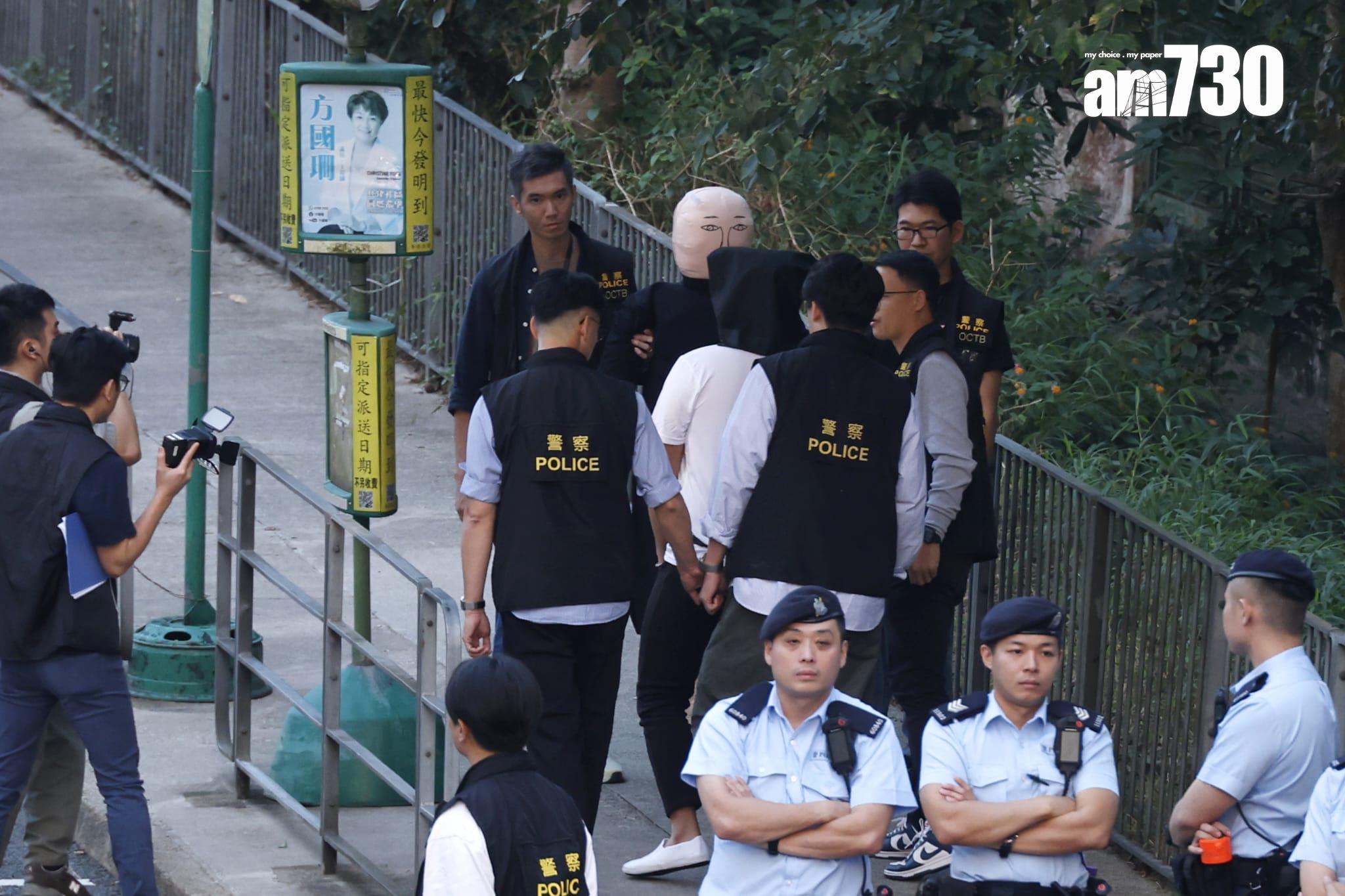 壁屋懲教員遇襲案,警方將一名被捕人士押返現場重組案情,安排假人及「長條武器」。(林俊源攝)