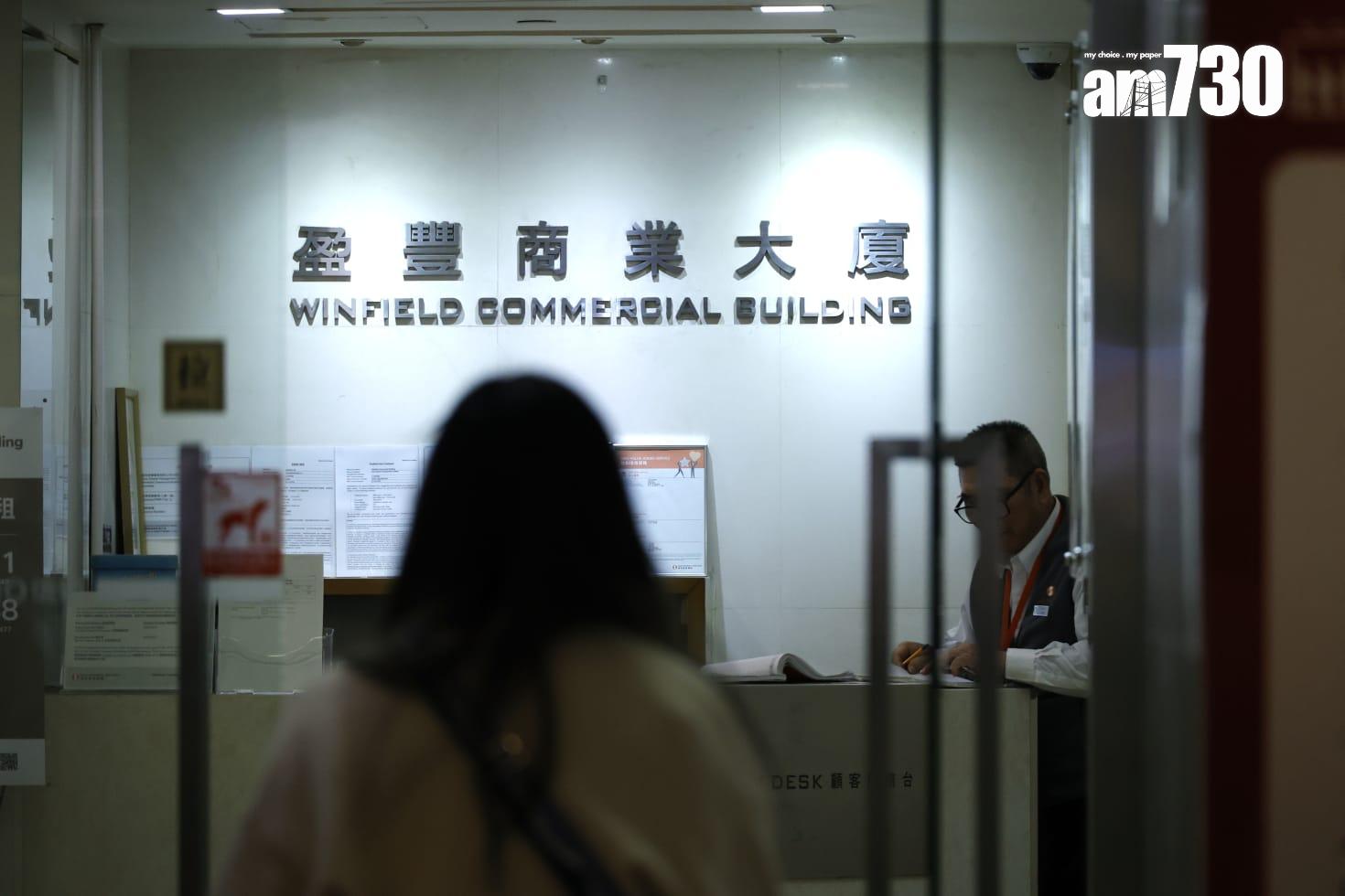 1997年發生的尖沙咀寶勒巷卡拉OK縱火案,其中一名通緝犯陳惠良潛逃27年終在內地落網並已被押返回港,警方晚上將他押返寶勒巷進行案情重組。(林俊源攝)