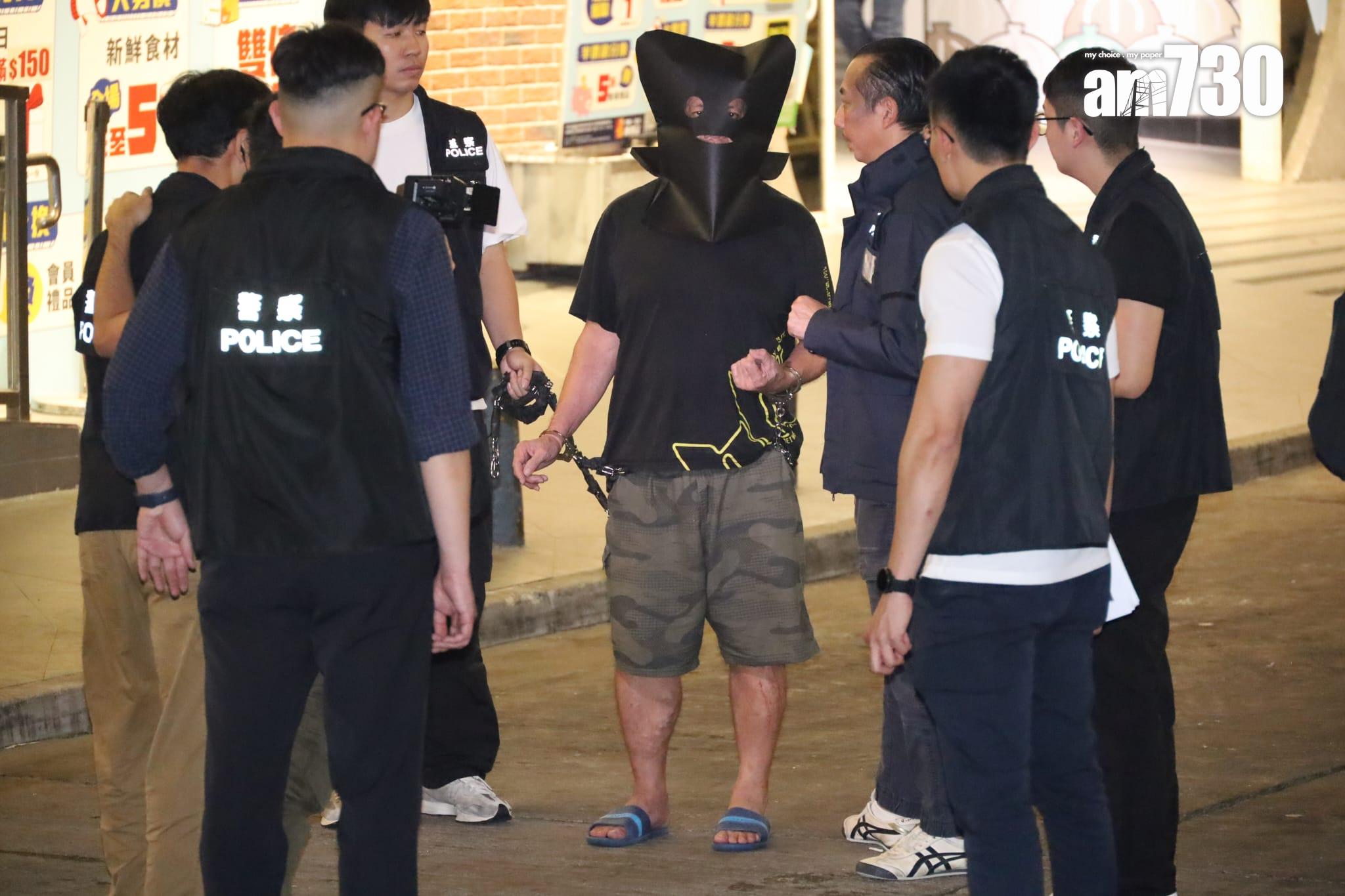 警方帶疑犯回友愛邨重組案情。(鍾式明攝)