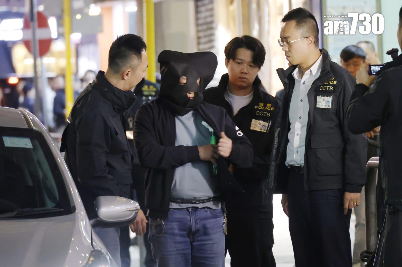 1997年發生的尖沙咀寶勒巷卡拉OK縱火案,其中一名通緝犯陳惠良潛逃27年終在內地落網並已被押返回港,警方晚上將他押返寶勒巷進行案情重組。(林俊源攝)