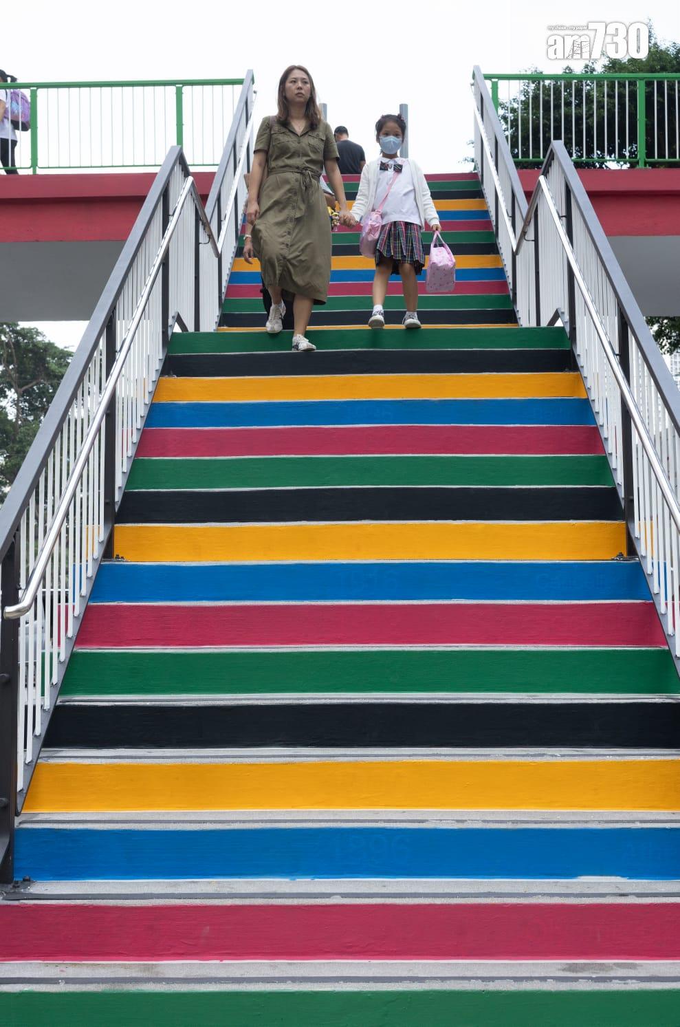 銅鑼灣「奧運橋」近日相關奧運設計圖案和資訊突然消失,路政署稱鑑於部分油漆已日漸褪色,故進行翻新工程,不涉更改現有的外觀設計,料於12月完成。(蘇文傑攝)