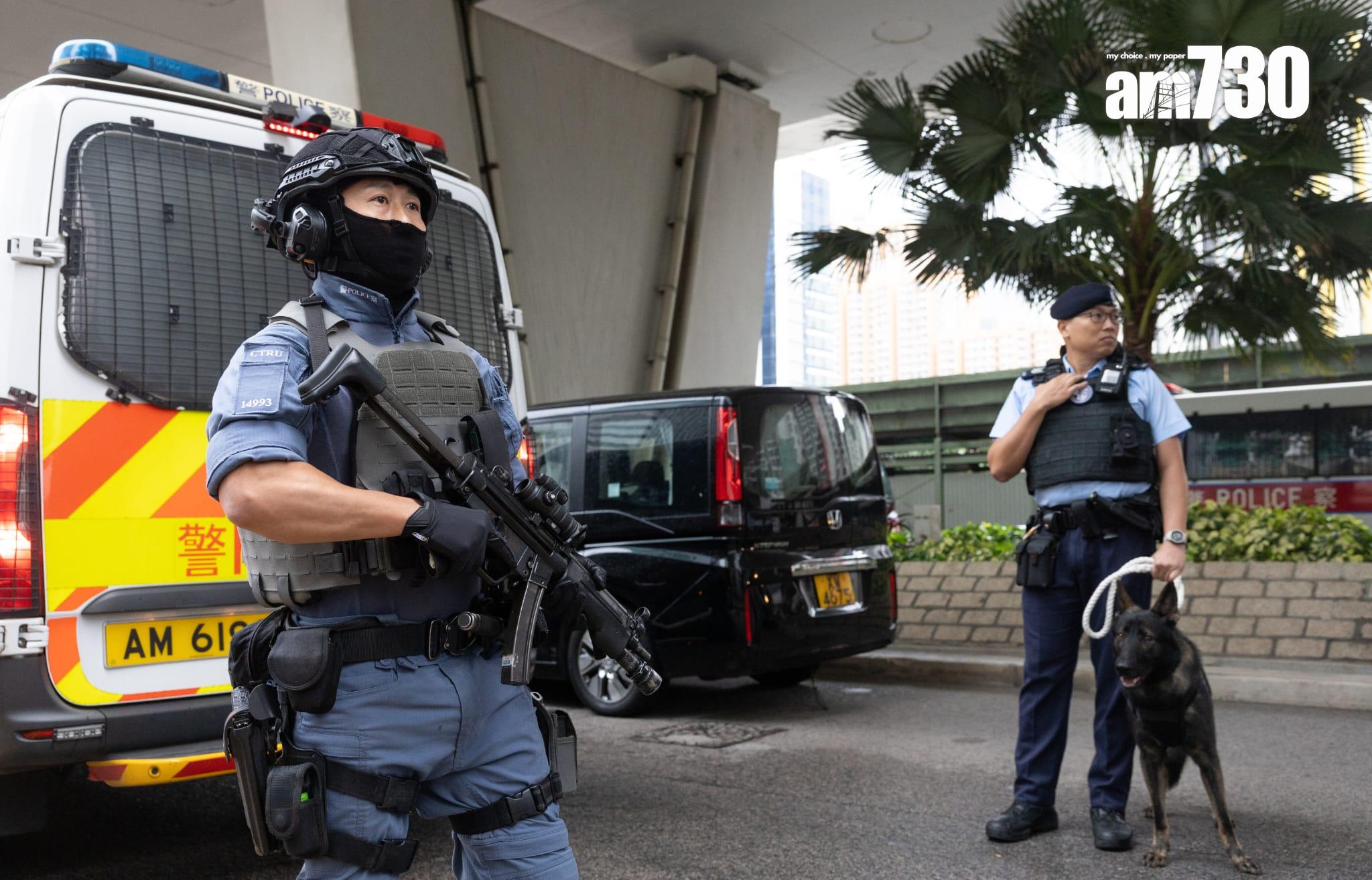 警方嚴陣以待,在法院大樓外駐守及巡邏。(蘇文傑攝)