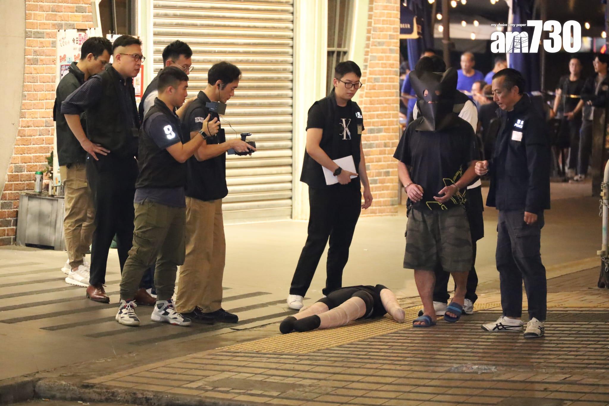 警方帶疑犯回友愛邨重組案情。(鍾式明攝)