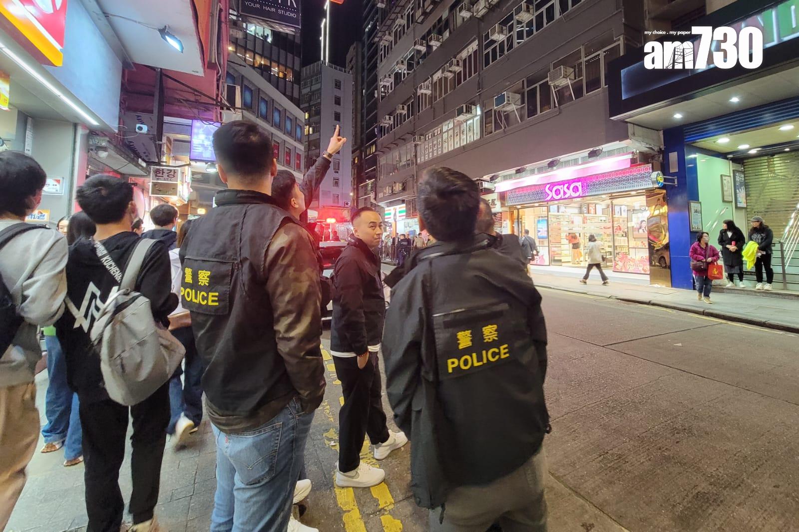 1997年發生的尖沙咀寶勒巷卡拉OK縱火案,其中一名通緝犯陳惠良潛逃27年終在內地落網並已被押返回港,警方晚上將他押返寶勒巷進行案情重組。(林俊源攝)